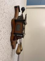 Antieke Wandklok met Houtsnijwerk Decoratie, Ophalen of Verzenden