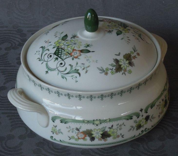 NR TT1: 1 Royal Doulton Provencal dekschaal, Doulton Tweedehands onbekend, Nieuw, Ophalen of Verzenden, Schaal of Schalen