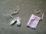 Vintage  barbie  Balletschoentjes +  satijnen tasje mattel, Verzamelen, Poppen, Verzenden, Zo goed als nieuw, Accessoires