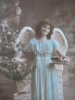 Antieke Kaart - Dame / Engel bij Versierde Kerstboom, Verzenden, Voor 1920, Ongelopen, Feest(dag)