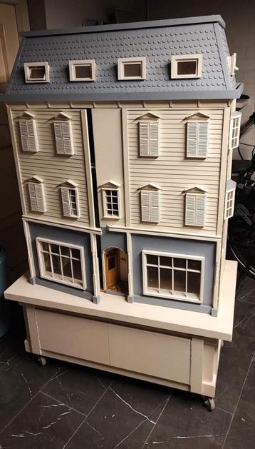 Prachtig groot houten poppenhuis beschikbaar voor biedingen