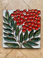 Prachtige dikke tegel,bessen met blad jaren’50, made in USSR, Antiek en Kunst, Antiek | Wandborden en Tegels, Ophalen of Verzenden