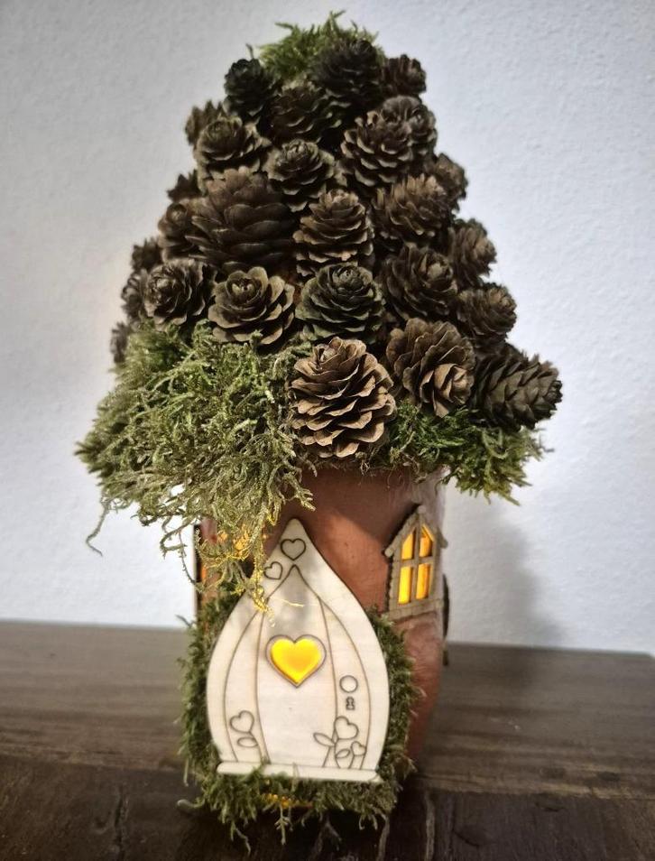 Eco kerst lichthuisje – klei & glas, dennenappeldak, LED, Huis en Inrichting, Woonaccessoires | Kandelaars en Kaarsen, Nieuw, 25 tot 50 cm