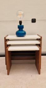 Vintage houten nesting set met witte bovenbladen., Ophalen, Gebruikt, 50 tot 100 cm, .