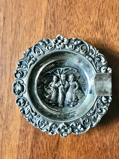Klein antiek zilveren asbakje met 1 legger Boeren meisjes, Antiek en Kunst, Antiek | Goud en Zilver, Ophalen of Verzenden