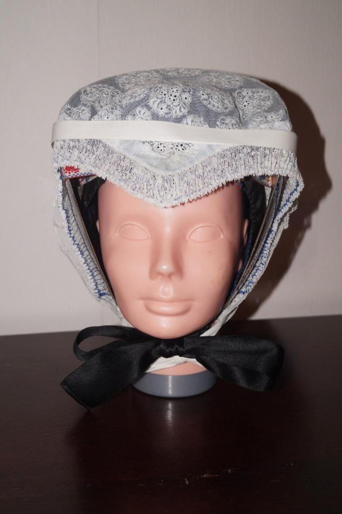 gebloemde kanten muts; Staphorster klederdracht, Antiek en Kunst, Antiek | Kleding en Accessoires, Ophalen of Verzenden