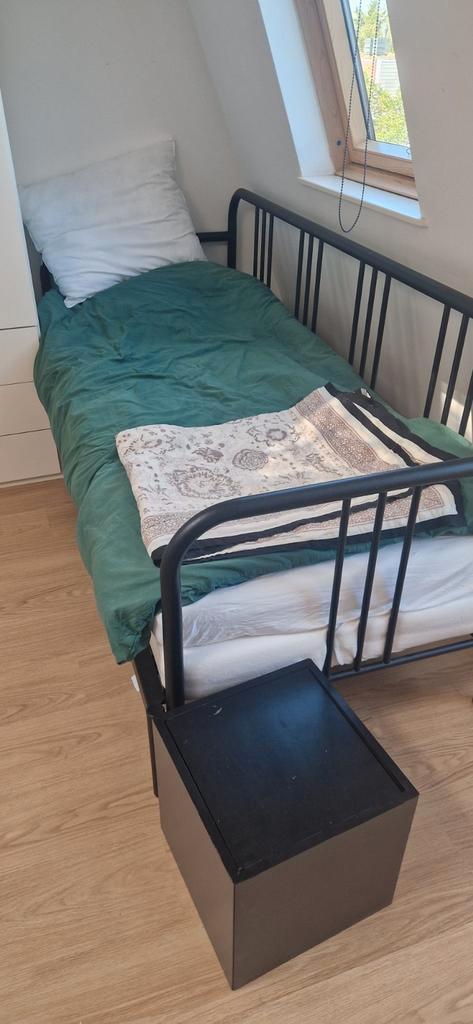 Uittrekbaar 2 persoonsbed, Huis en Inrichting, Slaapkamer | Bedden, Zo goed als nieuw, Eenpersoons, 90 cm, 200 cm, Metaal, Zwart