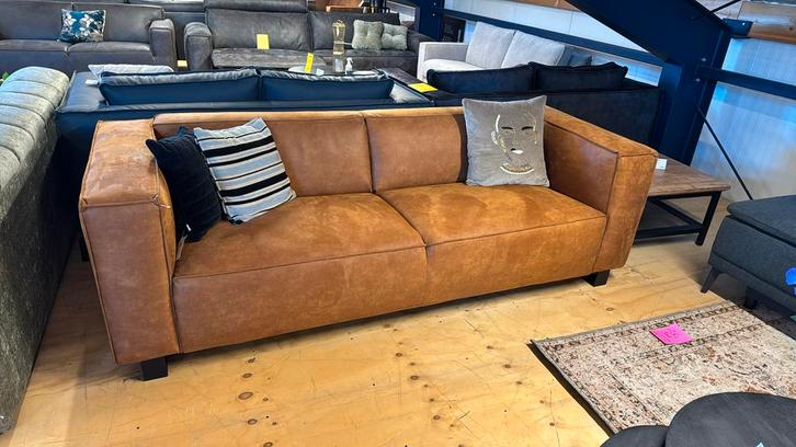 4 zits bank microleder riverdale. Cognac & Taupe 235 cm, Huis en Inrichting, Banken | Bankstellen, Nieuw, Driepersoons, 200 tot 250 cm