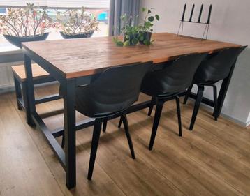 Tafel met los bankje en 3 stoelen van Loods 5 beschikbaar voor biedingen