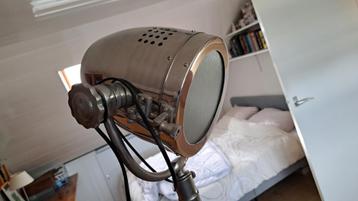 Industriële staande lamp beschikbaar voor biedingen