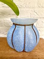 Blauwe Art Deco vaas. Glas geblazen in ijzeren raster., Ophalen of Verzenden