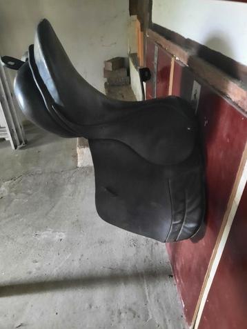 Oud paardenzadel voor decoratie beschikbaar voor biedingen