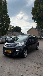 Peugeot 107 1.0 Envy 12V 5DR 2012 Zwart, Auto's, Voorwielaandrijving, Stof, Zwart, 4 stoelen