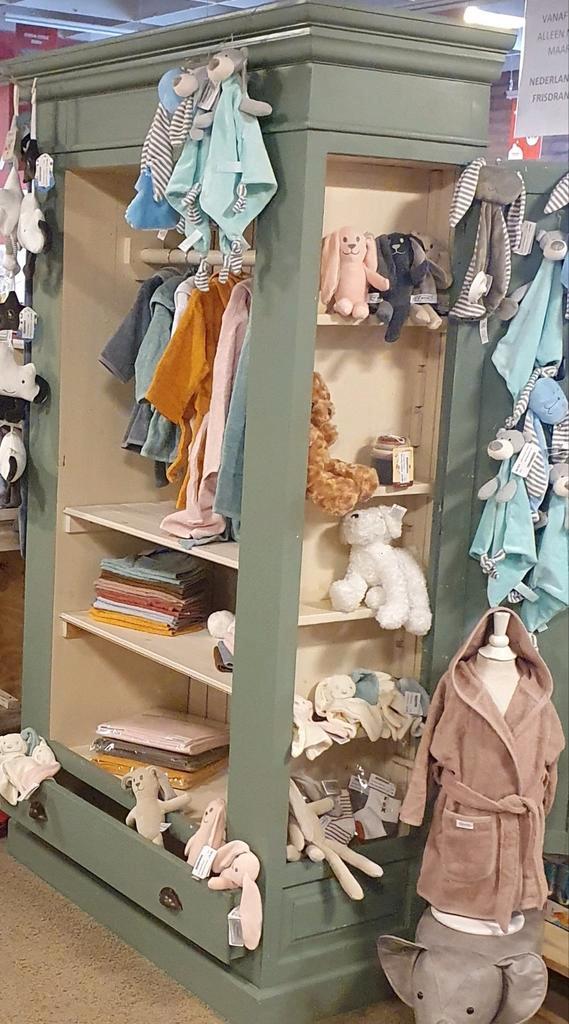 Landelijke jagerskast in zacht groen geschilderd., Kinderen en Baby's, Kinderkamer | Commodes en Kasten, Gebruikt, Kast, 105 cm of meer