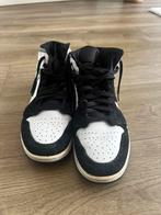 Jordan 1 mid purple, Ophalen of Verzenden, Zo goed als nieuw, Schoenen