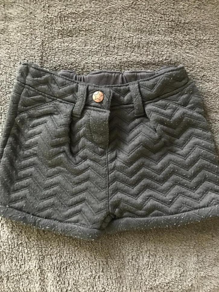 Leuke grijze korte broek (leuk met maillot eronder) mt 86, Kinderen en Baby's, Babykleding | Maat 86, Gebruikt, Meisje, Broekje