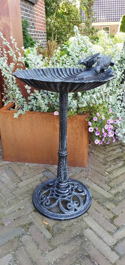 VOGELDRINKSCHAAL IN SCHELPVORM / GIETIJZER, Tuin en Terras, Vogelhuisjes en Vogelbaden, Nieuw, Ophalen of Verzenden