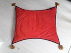 Mooi fluweelzacht rood kussen met goud kleurige kwastjes., Ophalen of Verzenden, Zo goed als nieuw