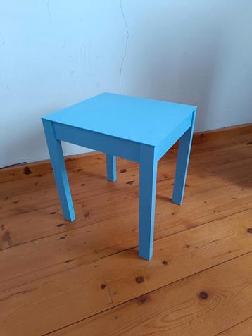 Leuk blauw bijzettafeltje beschikbaar voor biedingen