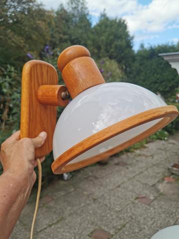 Houten wandlamp beschikbaar voor biedingen