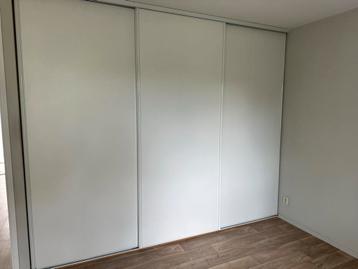 Inbouwkast wit 3-delig met schuifdeuren beschikbaar voor biedingen