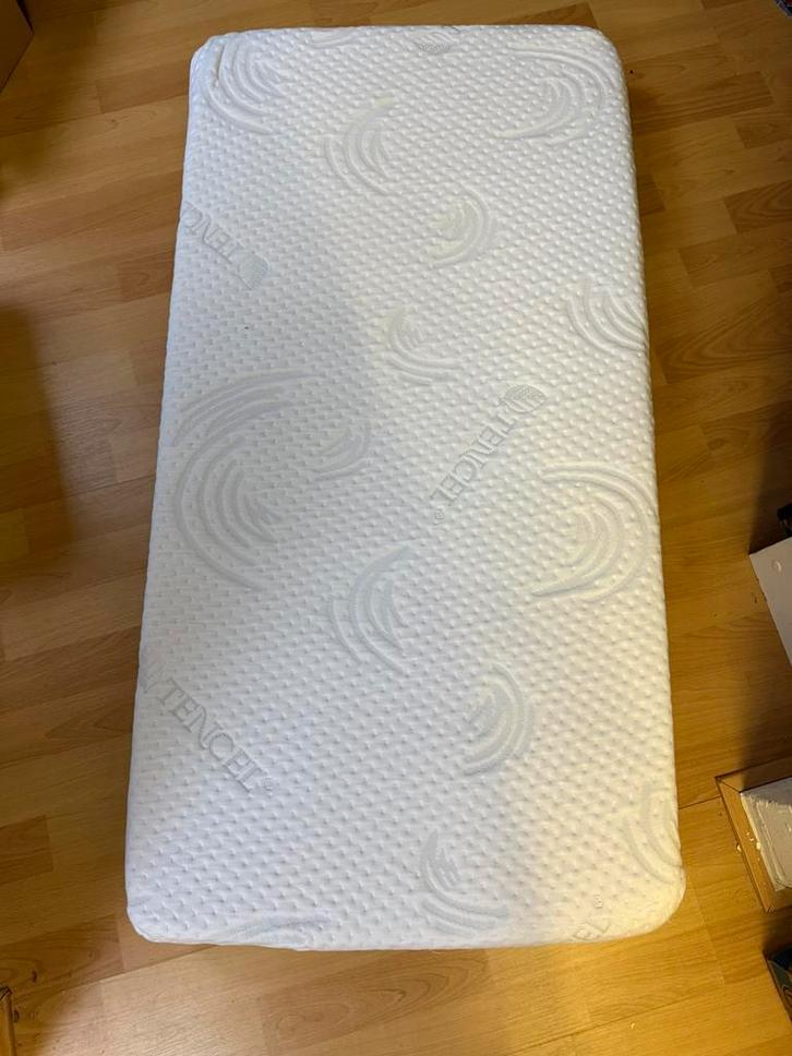 Ledikant matrat puck met hoezen, Kinderen en Baby's, Babywiegjes en Ledikanten, Gebruikt, Ledikant, Ophalen