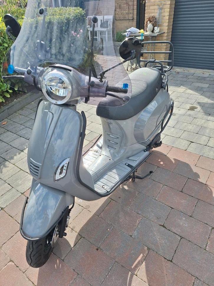 Senzo rivalux 2021 snorfiets 25 km/h, Fietsen en Brommers, Snorfietsen en Snorscooters, Zo goed als nieuw, Overige merken, Benzine