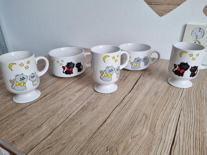 Prachtig Vintage Kat Poes Servies 3 Bekers en 2 Soepkommen, Verzamelen, Porselein, Kristal en Bestek, Gebruikt, Kop en/of schotel
