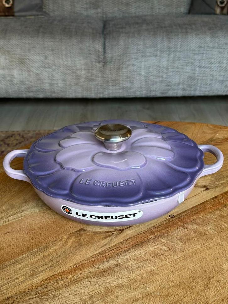 Le Creuset Blossom Campagnard 26 cm - Blue Bell Purple, Huis en Inrichting, Keuken | Potten en Pannen, Nieuw, Koekenpan of Braadpan