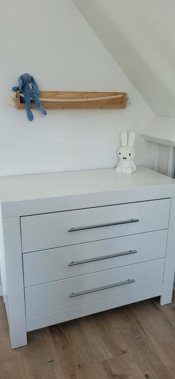 Witte commode  beschikbaar voor biedingen