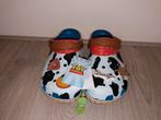 Crocs Toy Story Woody 43-44, Kleding | Heren, Schoenen, Nieuw, Crocs, Slippers, Ophalen of Verzenden