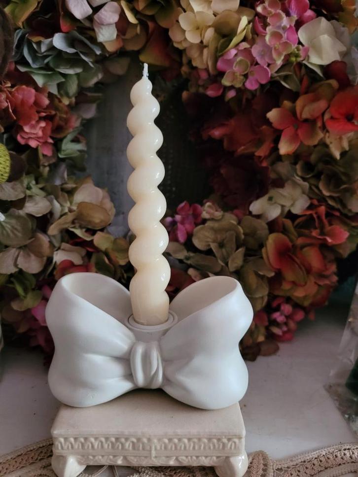 Strik Kandelaar met Gedraaide Kaars - Crème, Huis en Inrichting, Woonaccessoires | Kandelaars en Kaarsen, Zo goed als nieuw, Kandelaar