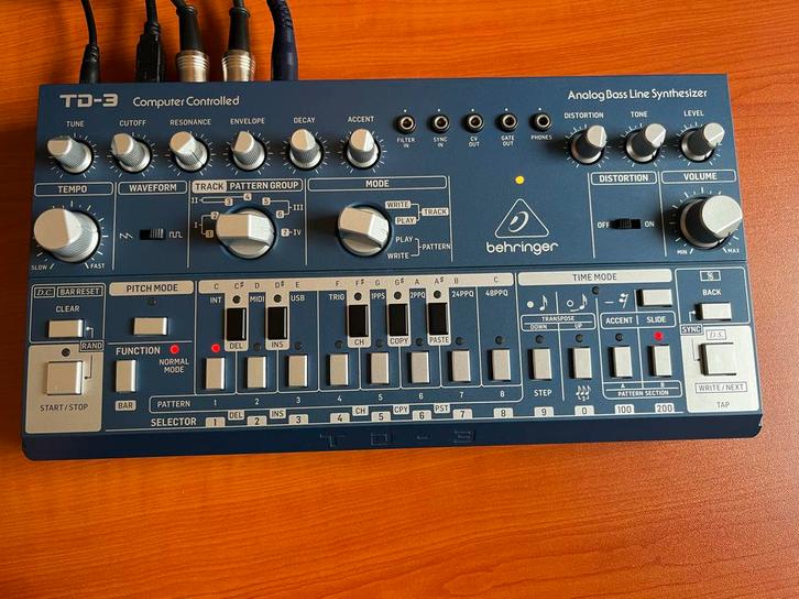 Behringer TD-3-BU, Roland 303 Clone, Muziek en Instrumenten, Synthesizers, Zo goed als nieuw, Overige aantallen, Overige merken