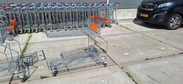 partij lange winkelwagens, ca.58 stuks winkelkarren beschikbaar voor biedingen