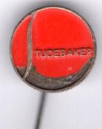 STUDEBAKER rood op zilverkleurig auto speldje 16 mm( D_056a), Verzamelen, Verzenden, Zo goed als nieuw, Transport, Speldje of Pin