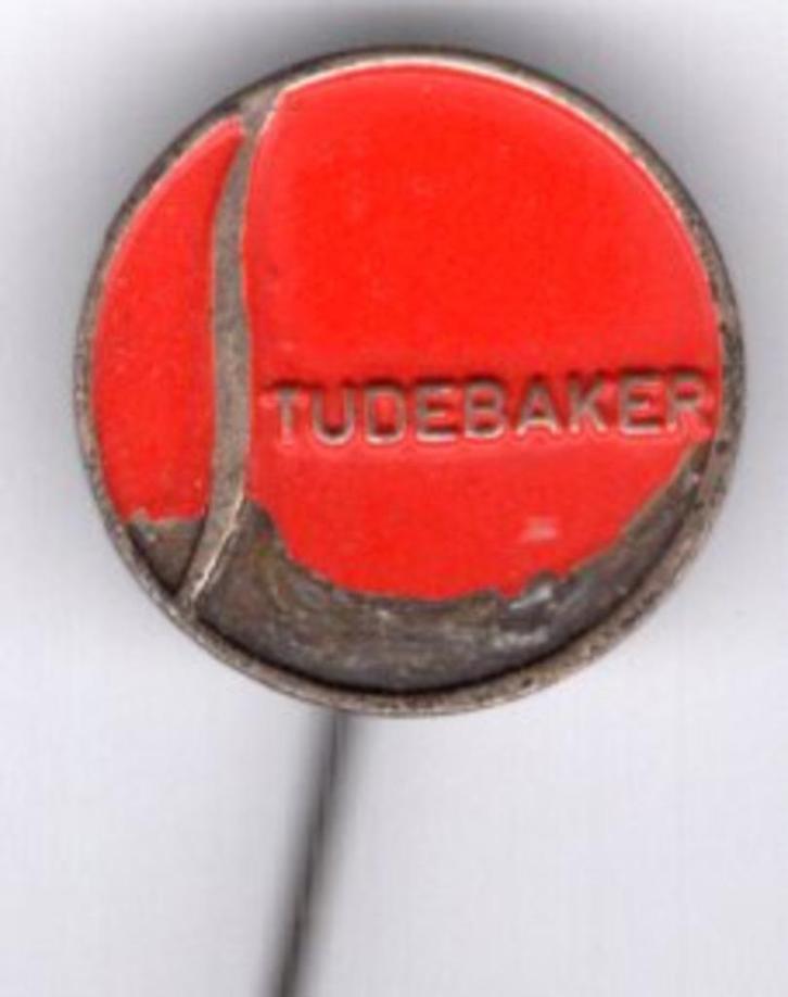 STUDEBAKER rood op zilverkleurig auto speldje 16 mm( D_056a), Verzamelen, Speldjes, Pins en Buttons, Zo goed als nieuw, Speldje of Pin