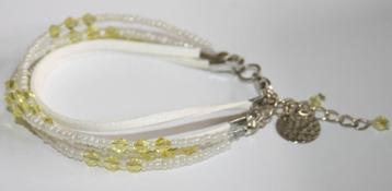 Laagjes armband in wit en geel met rocailles en suedine beschikbaar voor biedingen