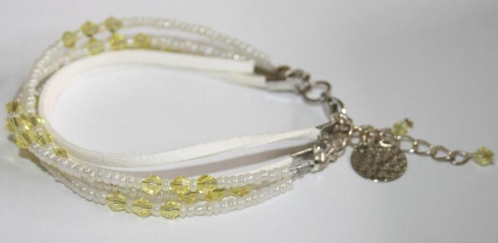 Laagjes armband in wit en geel met rocailles en suedine, Sieraden, Tassen en Uiterlijk, Armbanden, Nieuw, Geel, Ophalen of Verzenden