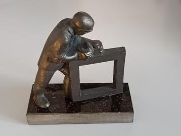bronzen beeldje Marlies Noordkamp "de schavende timmerman" beschikbaar voor biedingen