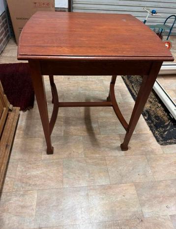 Antieke houten bijzettafel beschikbaar voor biedingen