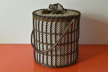 Grote retro vintage jaren 70 rotan naaidoos / naaimand beschikbaar voor biedingen