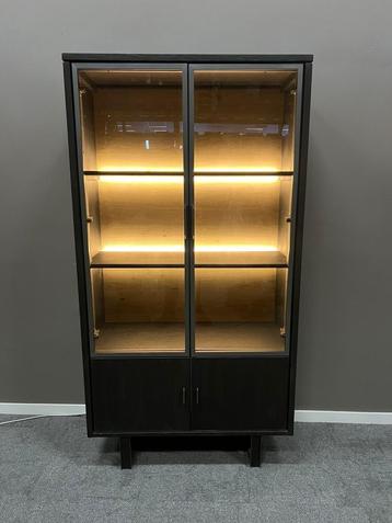Vitrinekast Ebony nu voor €1299,- beschikbaar voor biedingen