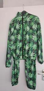 Carnaval wiet trainingspak met t-shirt maat S, Kleding | Heren, Carnavalskleding en Feestkleding, Ophalen of Verzenden, Zo goed als nieuw