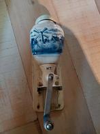 Oude koffiemolen met Delfts blauw motief, Antiek en Kunst, Ophalen of Verzenden