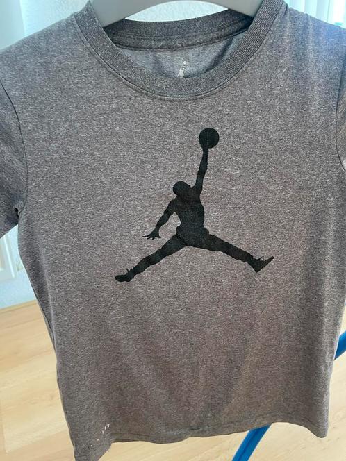 Nike T-shirt kids maat M (152) – grijs met logo, Kleding | Heren, Sportkleding, Zo goed als nieuw, Maat 46 (S) of kleiner, Grijs