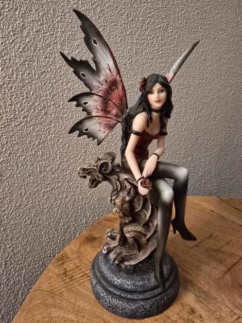 Awaiting Love - Gothic fee zittend op gargoyle
- Nemesis now, Verzamelen, Beelden en Beeldjes, Zo goed als nieuw, Fantasy, Ophalen of Verzenden