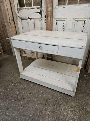 brocante tafel,salontafel ``WOONWINKEL RUSTIEK`` beschikbaar voor biedingen