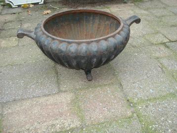 gietijzeren aparte pot beschikbaar voor biedingen