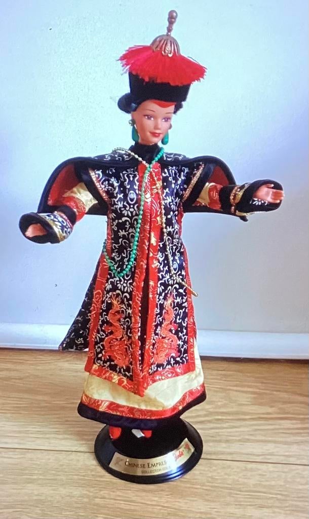 Barbie met chinese klederdracht, Verzamelen, Poppen, Ophalen of Verzenden, Zo goed als nieuw, Pop