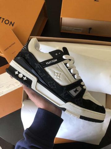 Louis Vuitton Signature sneakers beschikbaar voor biedingen